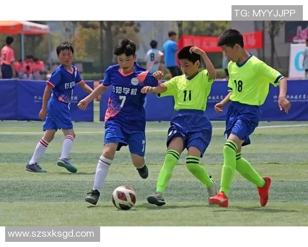 肌肉足球明星：强健体魄与赛场风采的完美融合展现