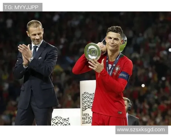 足球巨星荣耀时刻捧起冠军奖杯，见证无数努力与梦想的终极成就